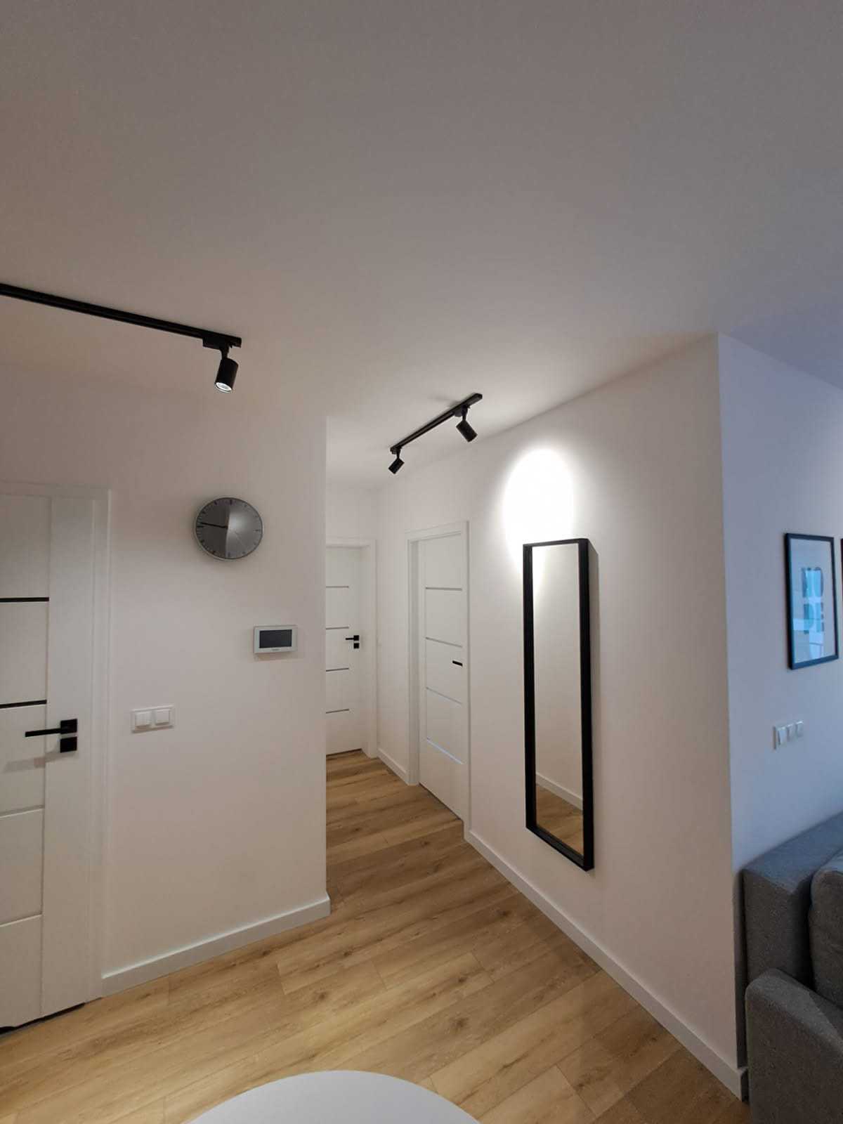 Nowoczesny korytarz z lustrem i oświetleniem punktowym