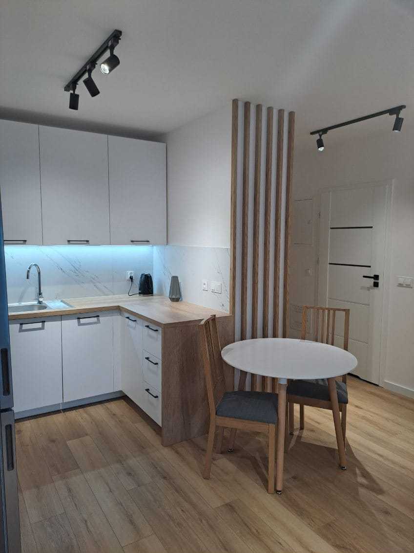 Nowoczesna kuchnia z drewnianymi akcentami